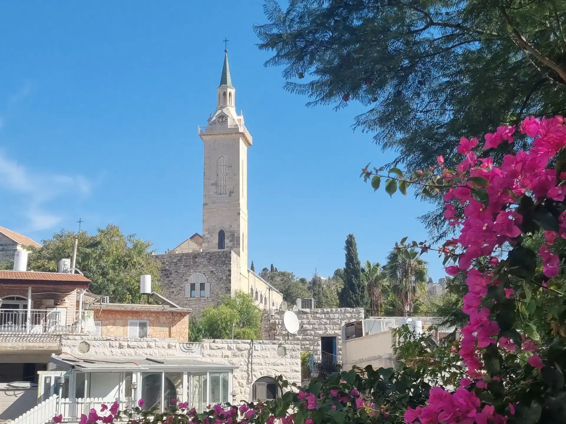 סיור מודרך בעין כרם בירושלים – חוויה אותנטית | טלי יהושע