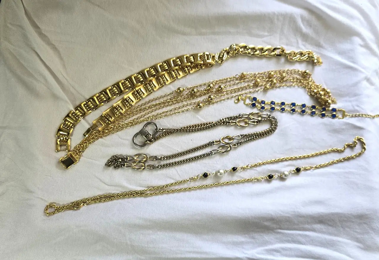 שש במיספר תכשיטים מוזהבים מצב פצצה