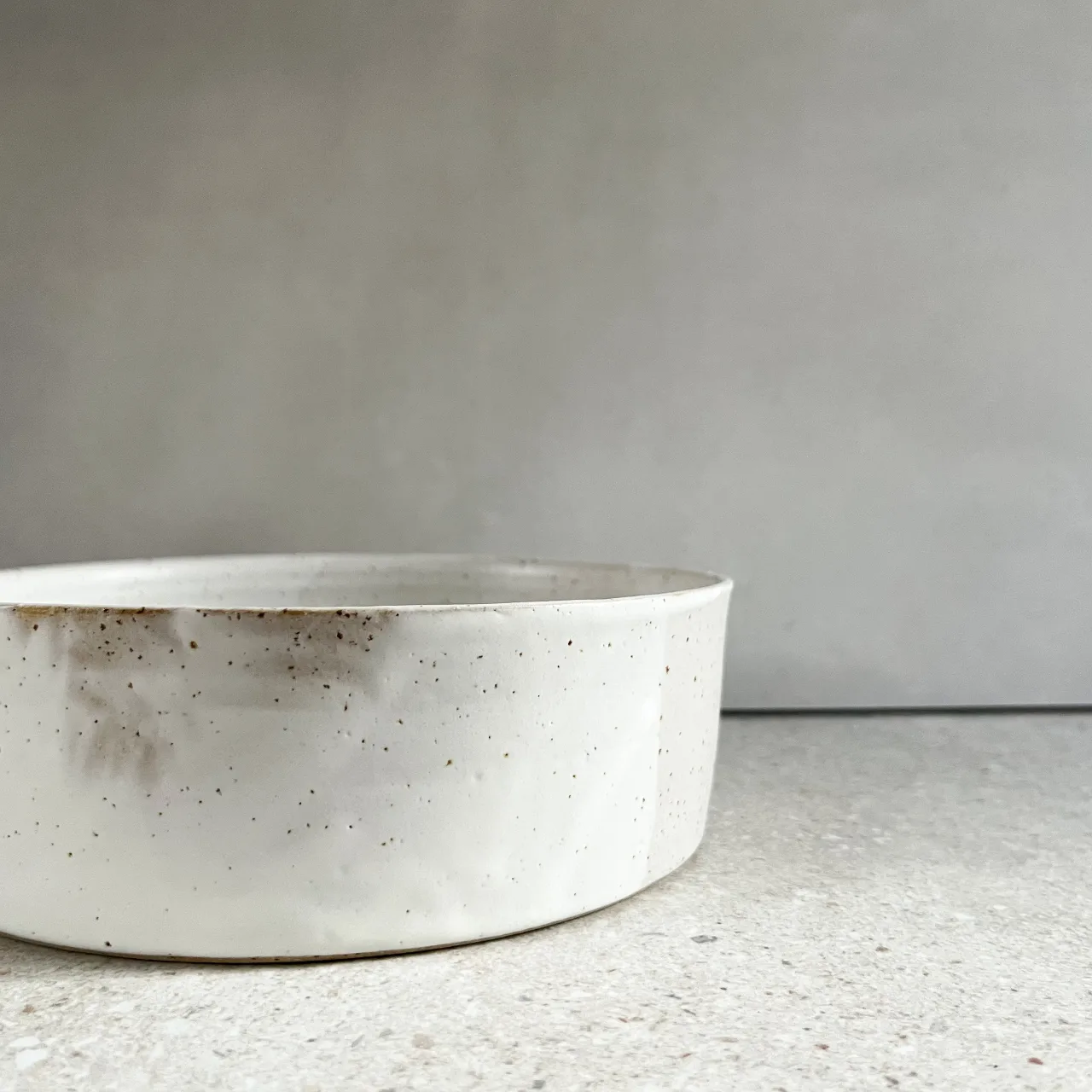 קערת הגשה לבנה מנומשת M