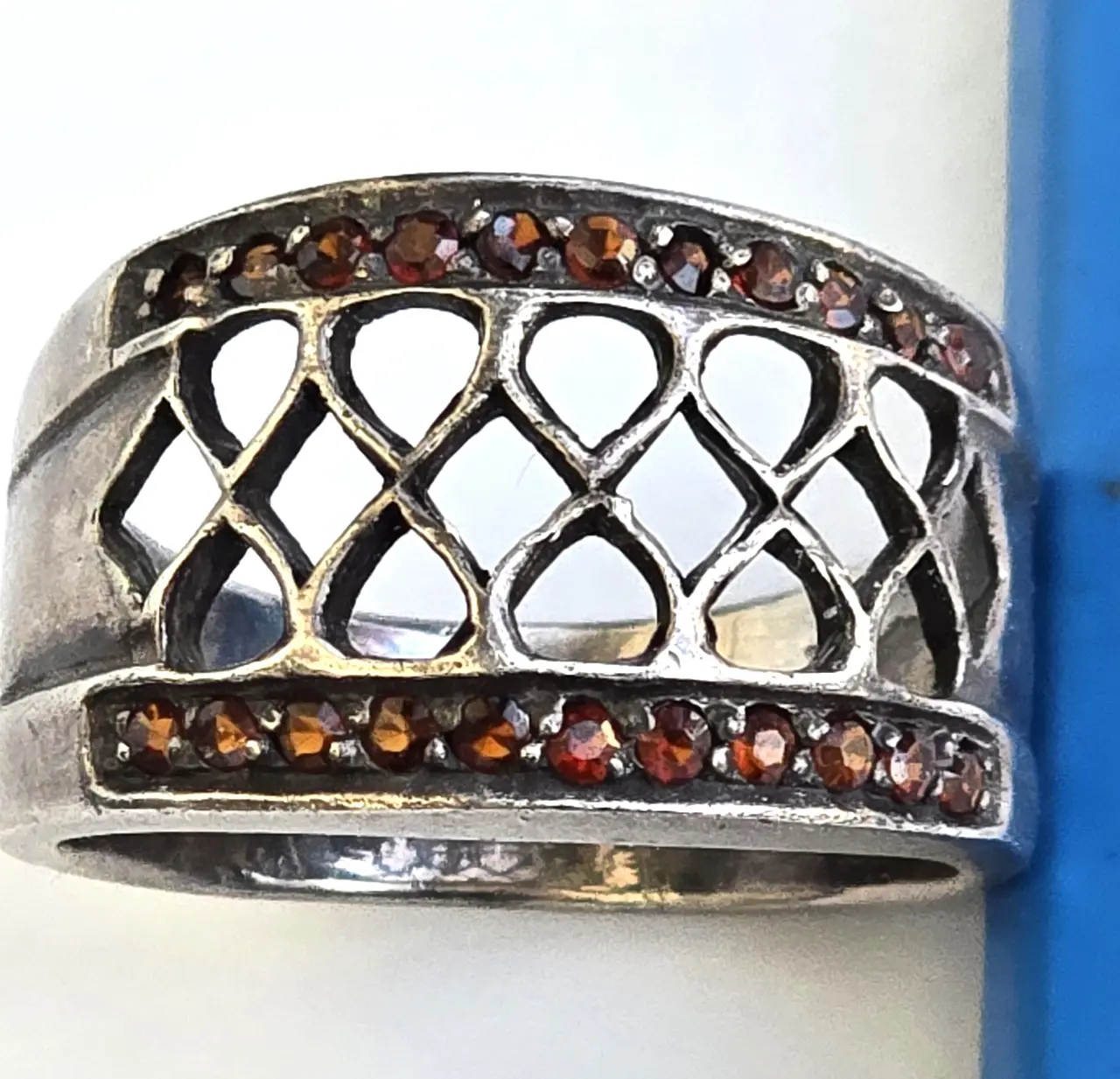 טבעת וינטאג' כסף סטרלינג 925 משובצת באבני גרנט, גודל: 10, רוחב למעלה: 1.4 ס"מ, משקל: 8 גר'.