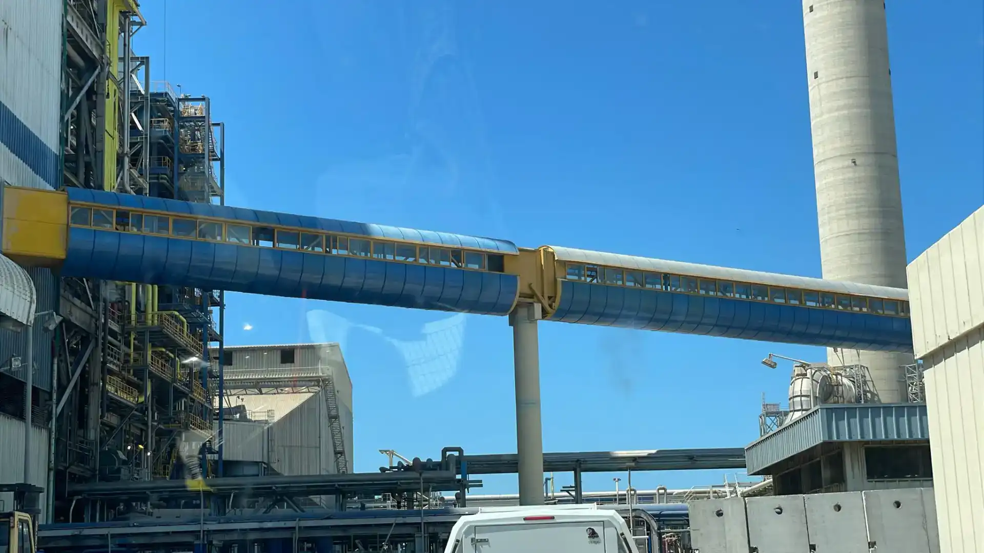 שטיפת גשרים באמצעות רחפן – ניקוי מדויק ויעיל בגובה | CleaX