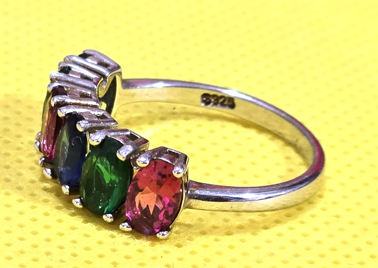 טבעת כסף איכותית ויפה. שמורה במצב מצוין, . חתומה 925. מידה: 7 משקל: 2.60 גרם