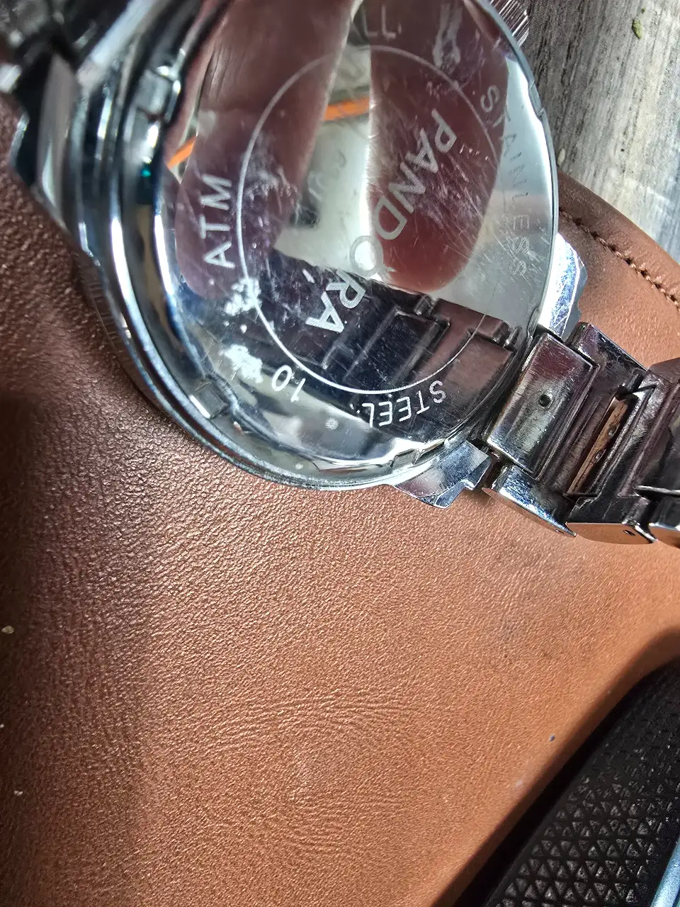 שעון יד לנשים דגם מסדרת השעונים של המותג פנדורה (Pandora) על הטבעת בחזית חרוט השם פנדורה השעון חדש במצב עבודה חוסר בסוללה