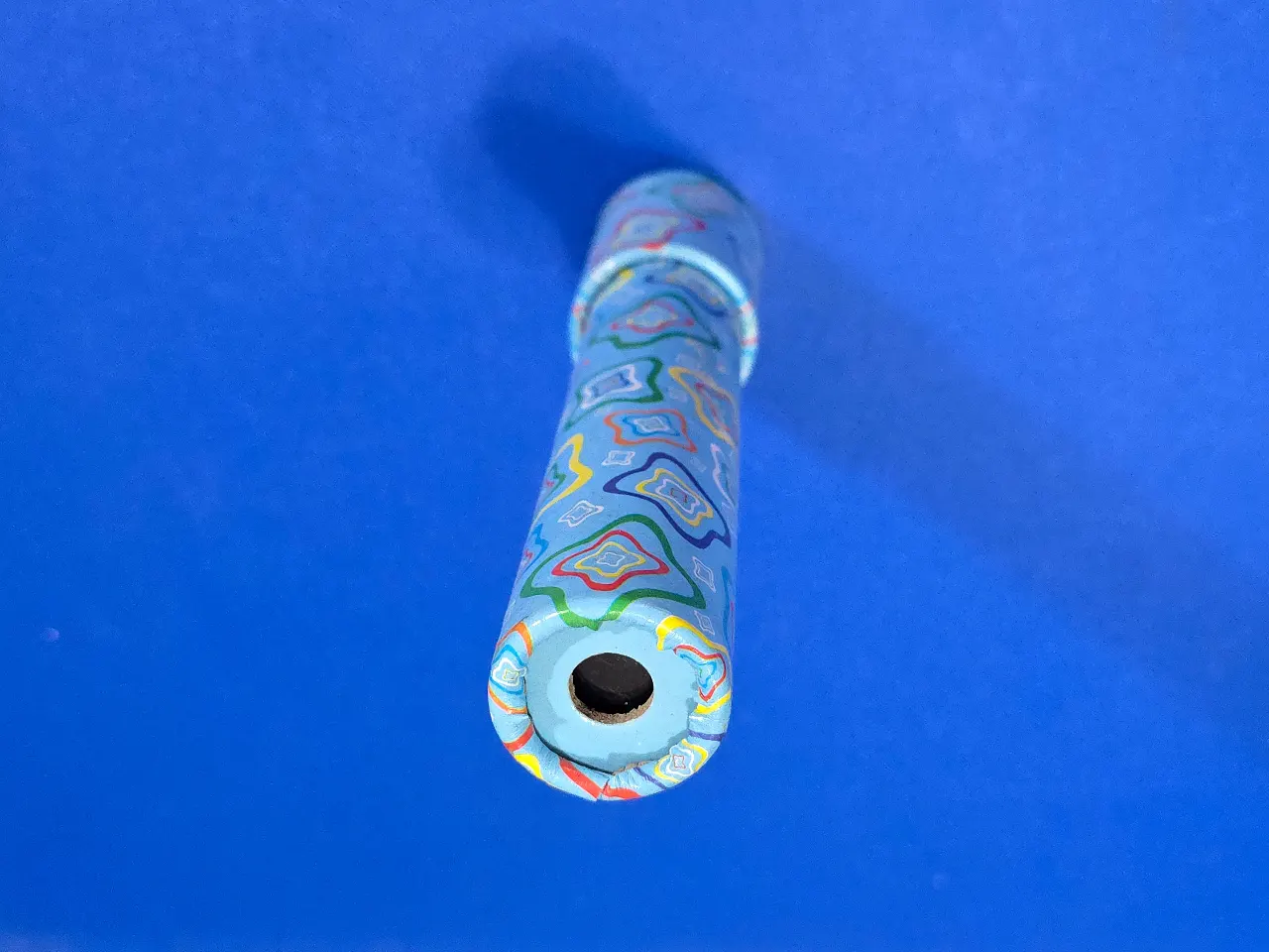 קליידוסקופ צעצוע ישן אופטי קלאסי שיוצר דפוסים גיאומטרים משתנים