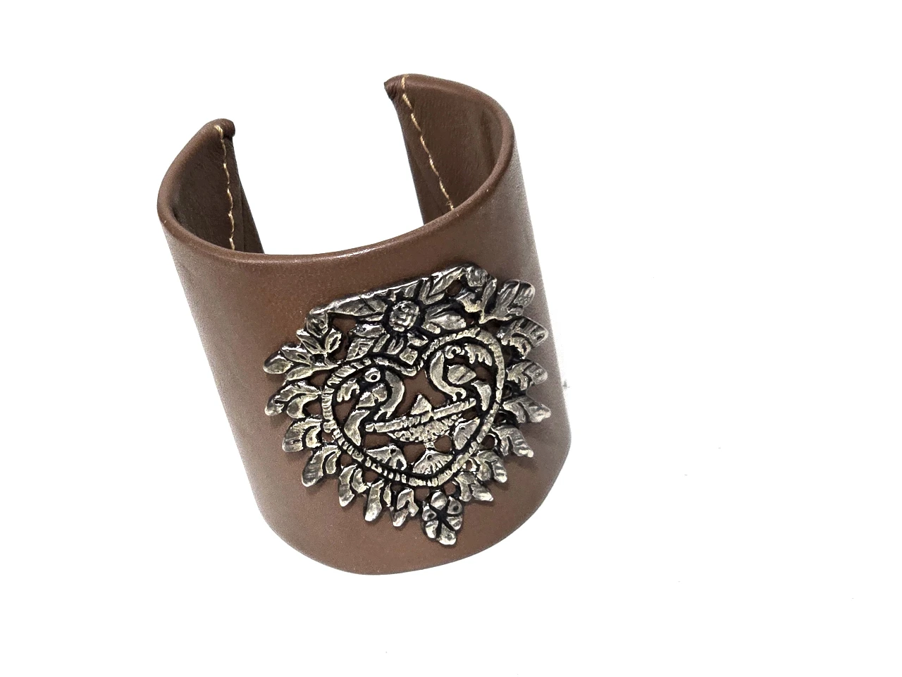 צמידי אופנה מארה"ב .  עשוי מעור מעוטר בסמל.