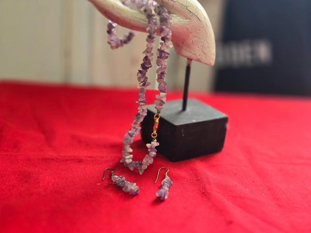 שרשרת וזוג עגילים תואמים סוגר מתכת מוזהב עשויים עם אבני אמטיס