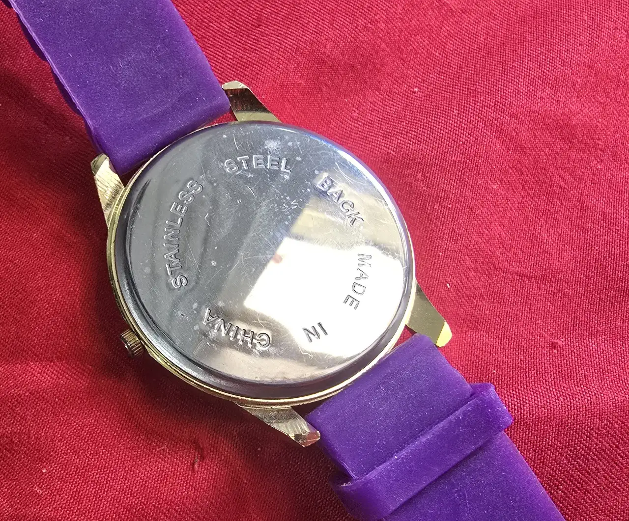 שעון אופנתי חדש לגמרי חוסר בסוללה כולל רצועת גומי בצבע סגול