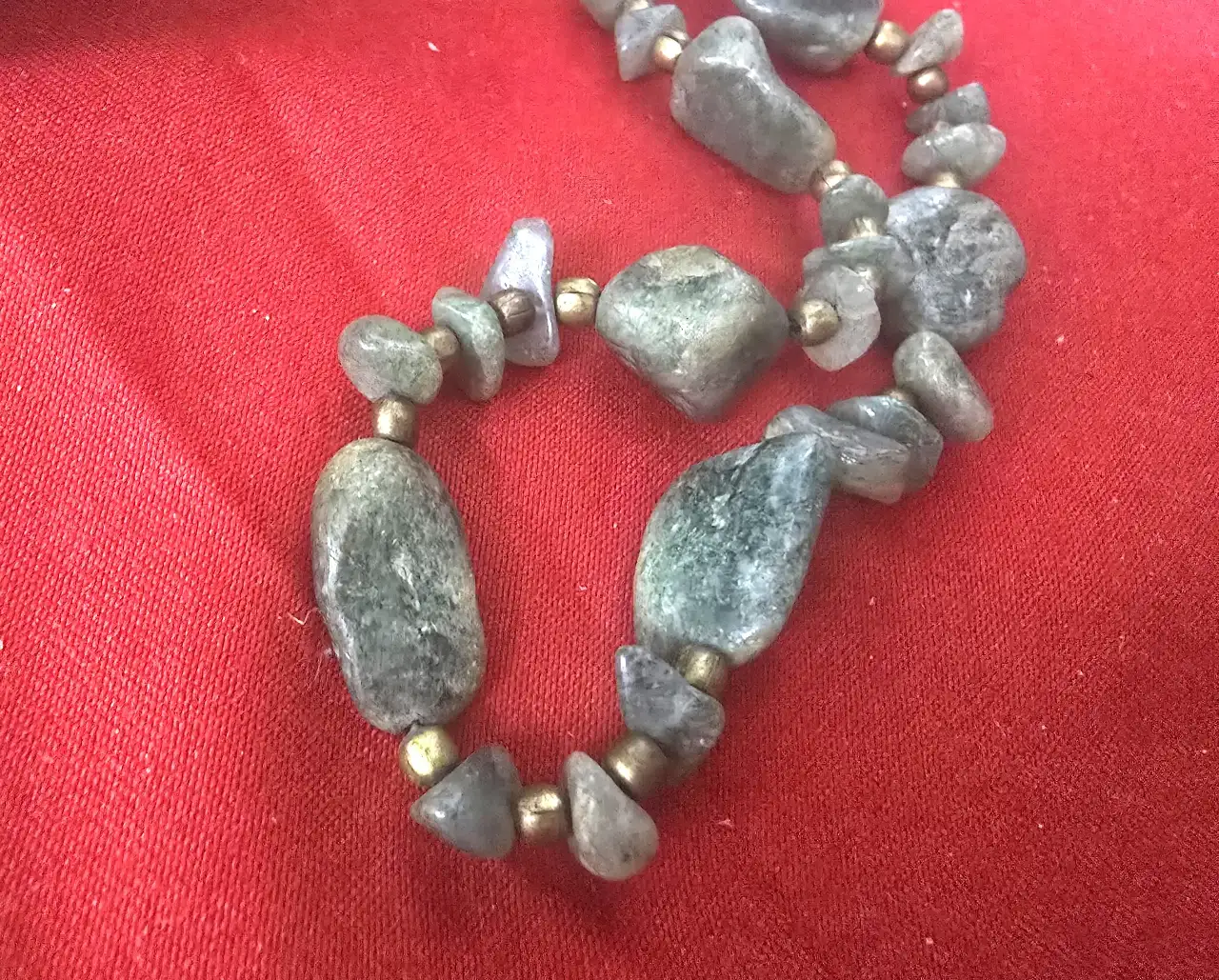 מחרוזה עם אבנים טבעיות אבני אגת בגוון ירוק