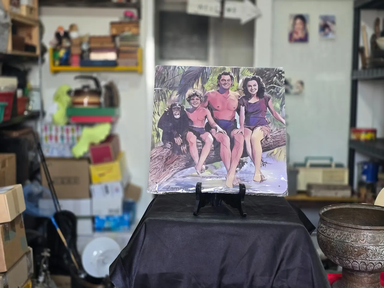שלט אלומיניום מעוצב לתלייה  טרזן, ג'יין, ויתר המשפחה מידות: 	30 x 30 ס"מ