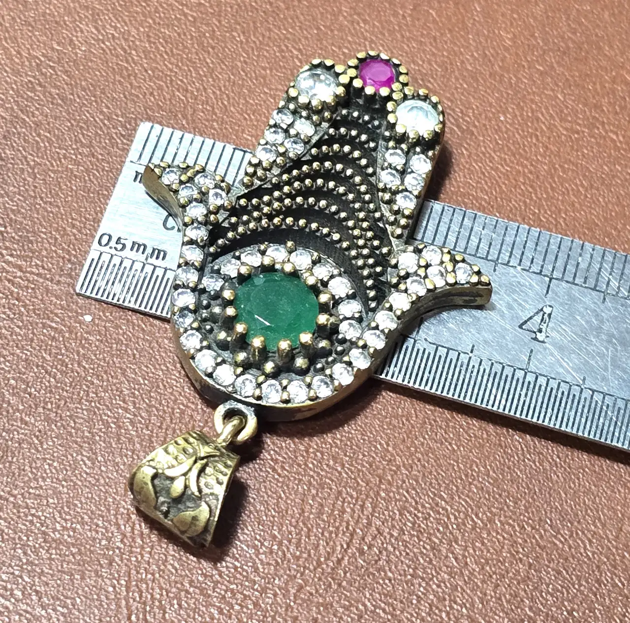 תליון חמסה כסף 925 חתום משובץ באבן אמרלד סינטטי ואבני סברובסקי בתחתית אבן רובי סינטוטית