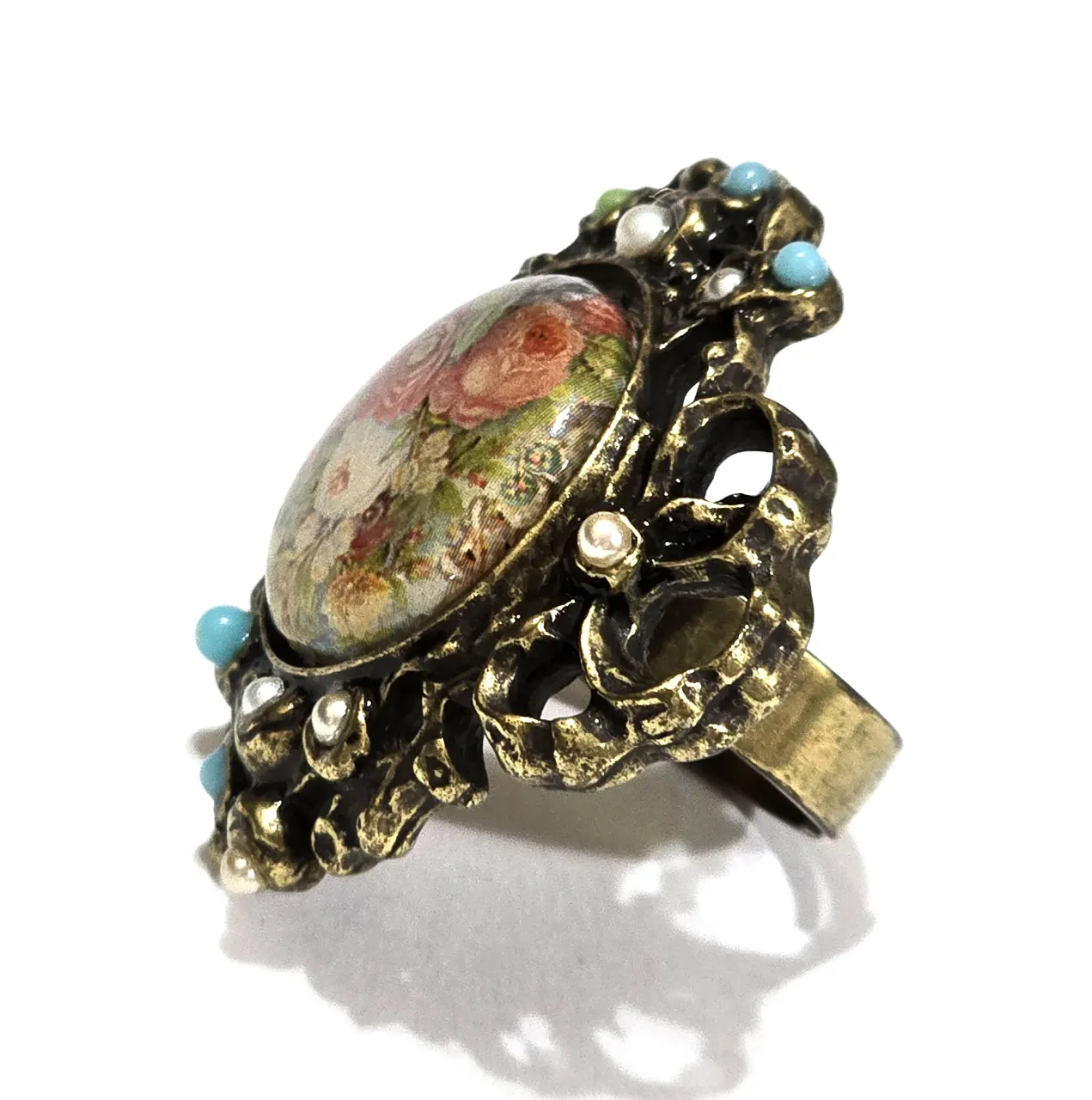 טבעת מהממת מבית מיכל נגרין הטבעת מתכווננת במרכזה עבודת אמאייל עם פרחים ושבוץ של אבני סברובסקי