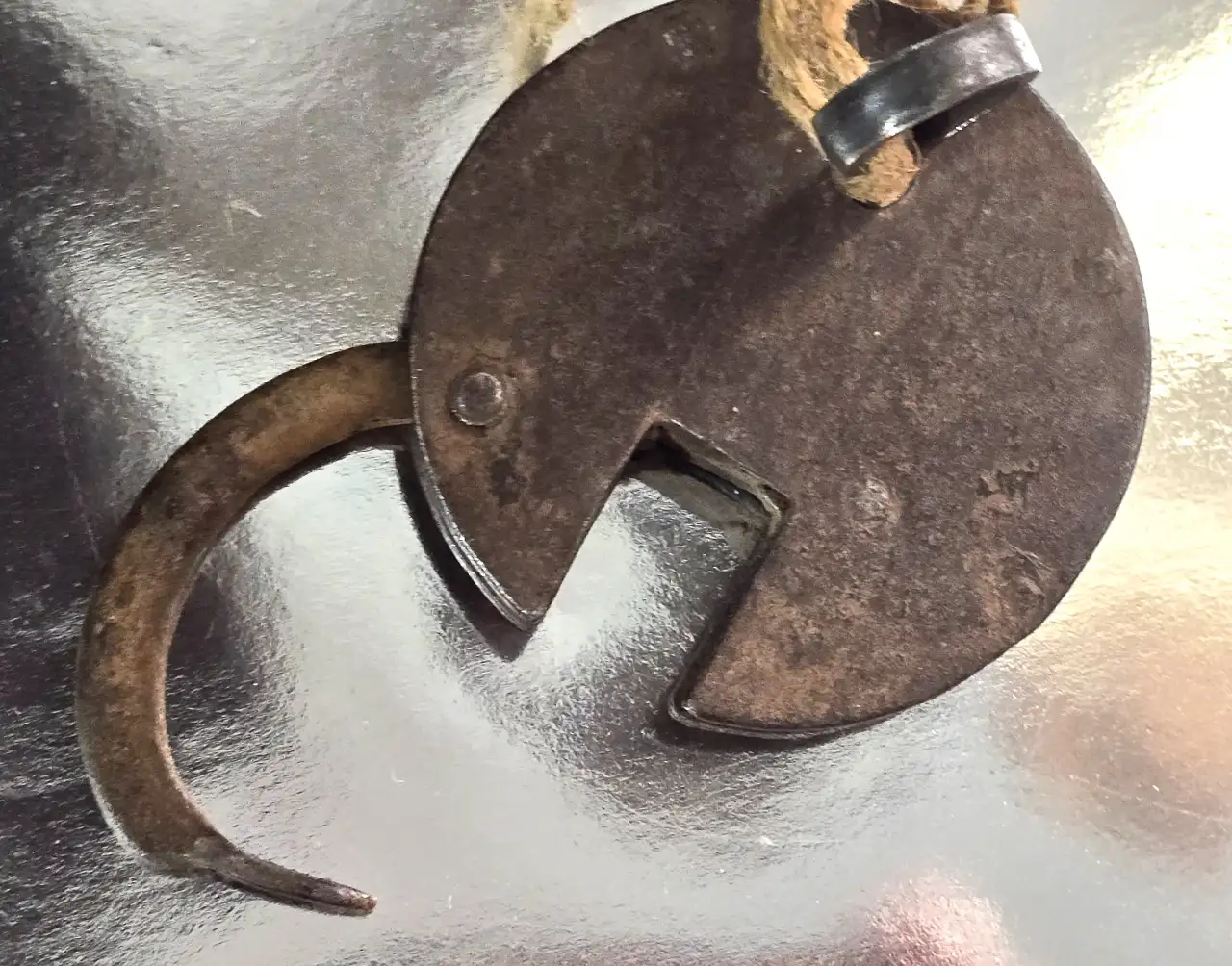 מנעול ממתכת ישן מאוד, עם מפתח מקורי, עובד ופועל. מידה: 7.5 על 1.5 סמ