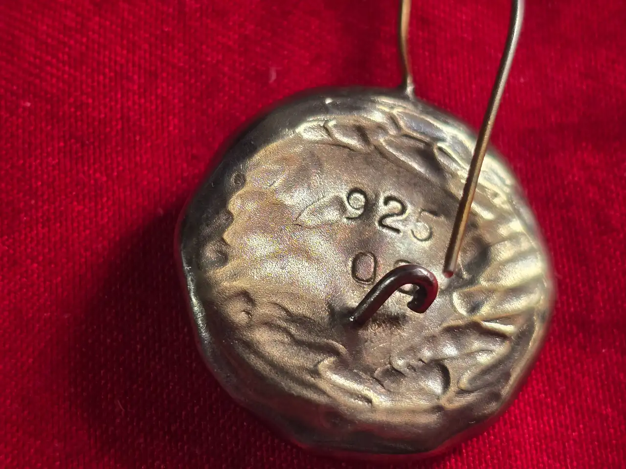 סט תכשיטים מרשים שרשרת קולר עם תליון מרכזי גדול ועגילים תואמים מרוקע וללא ליטוש כסף 925 חתום בשלושתם מאחור במרכזו של התליון והעגילים אבן גראנט גדולה שמסביבה אבני סברובסקי עבודת יד עוצב ע'י מעצבת