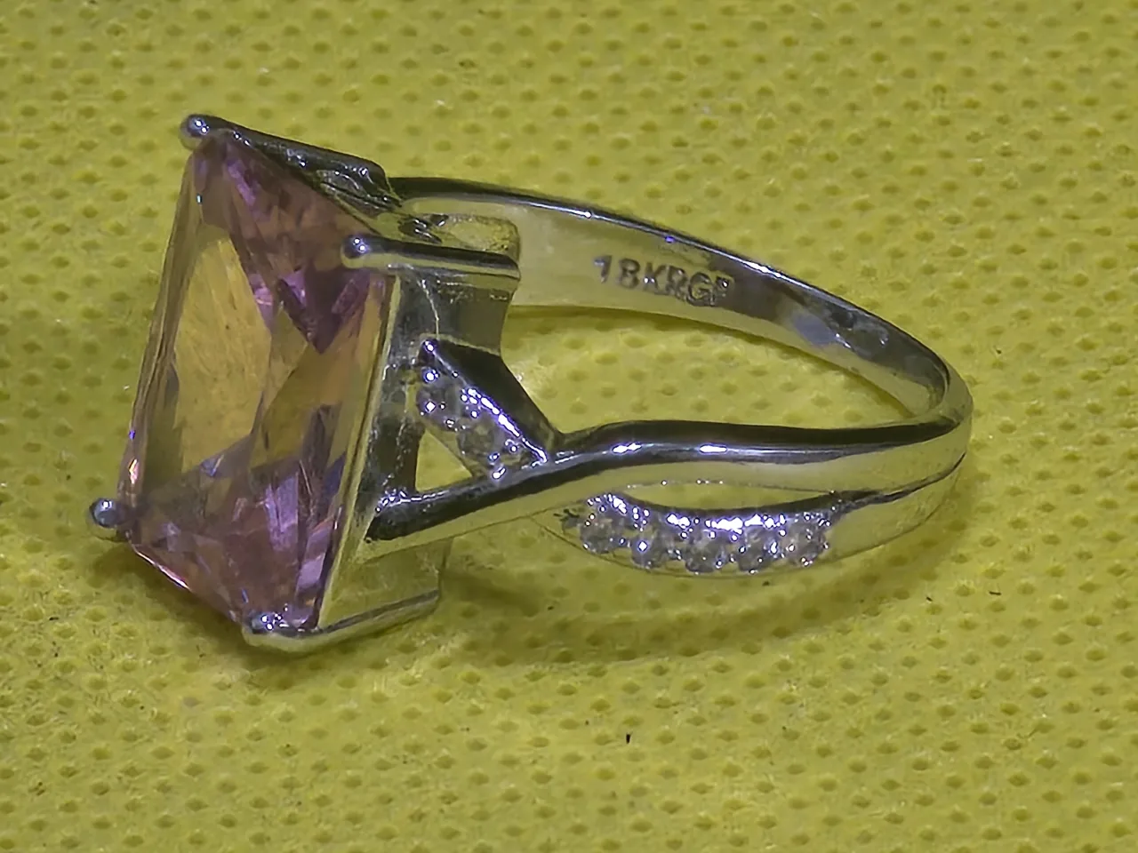 טבעת כסף סטרלינג בציפוי זהב לבן 18 קראט עם אבן גדולה בצבע ורוד סגלגל