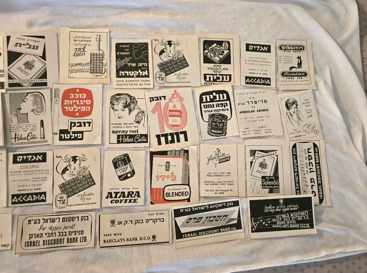 אוסף של 34 גזרי פרסומות מסביבות שנת 1960.