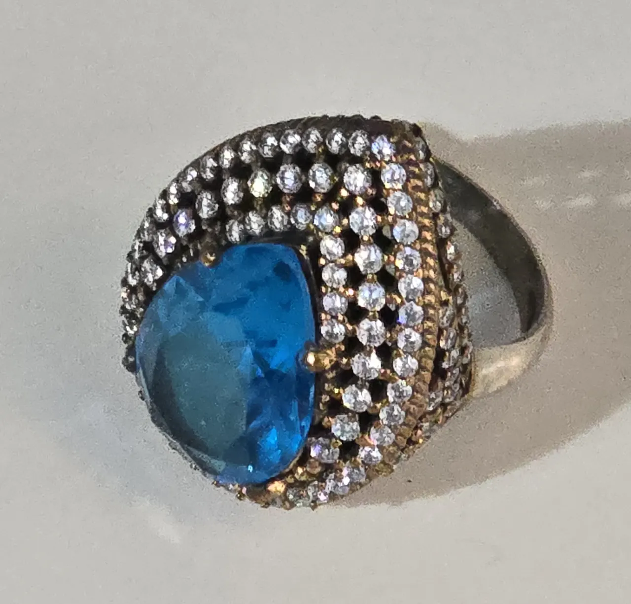 טבעת כסף 925.אבן מרכזית טופז כחול ומסביב אבני סברובסקי מידה 8