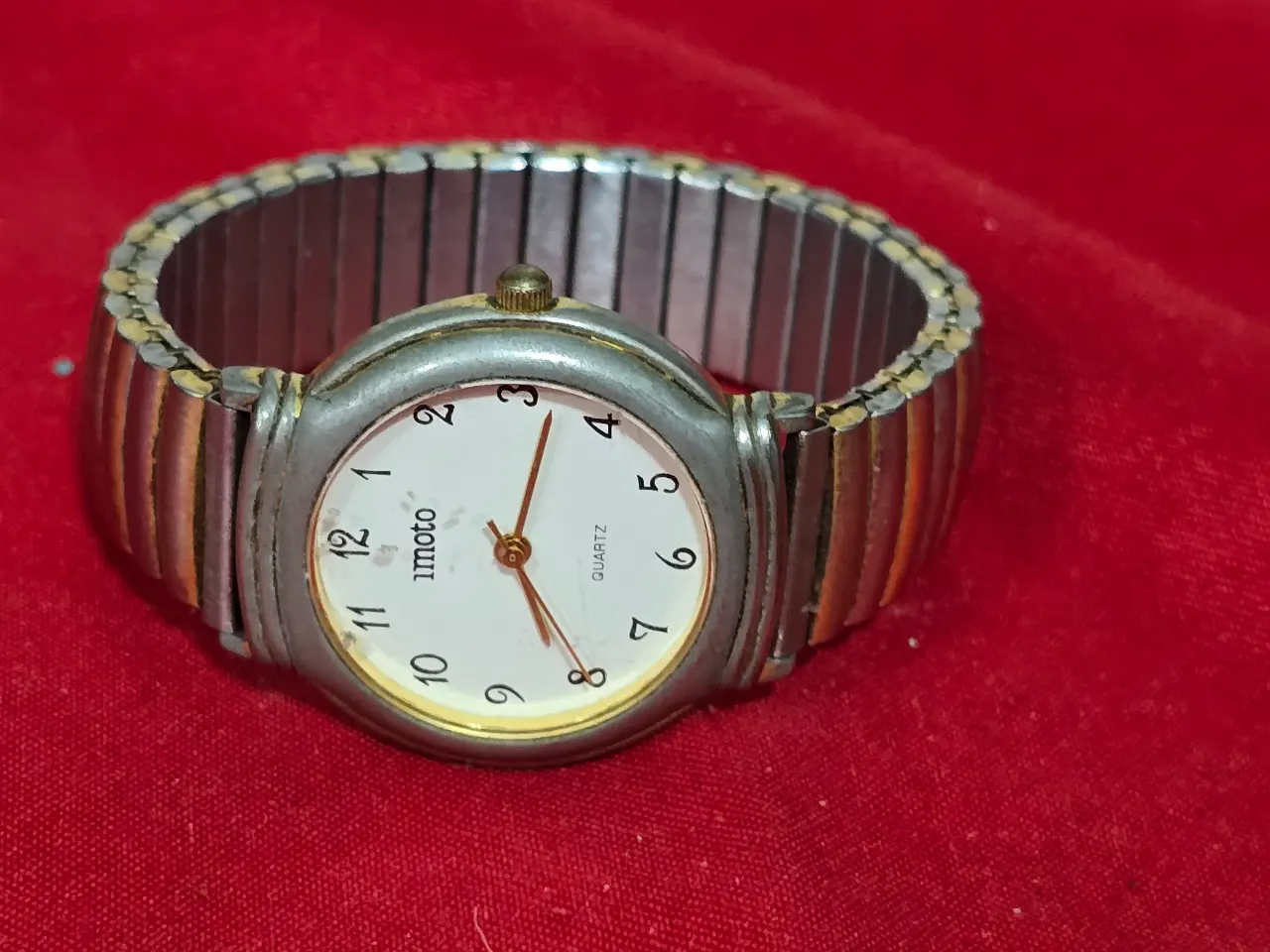 שעון יד וינט'ג בעל מנגנון קוורץ רצועת מתכת חוליות נמתחת עשויה פלדת אל-חלד מצב עבודה חוסר בסוללה