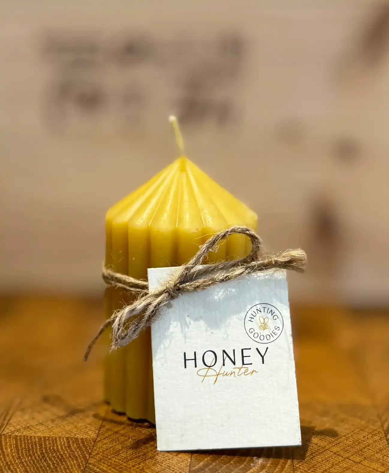 נר יצוק טבעי בריח דבש עדין בעיצוב נקי ונעים | Honey Hunter