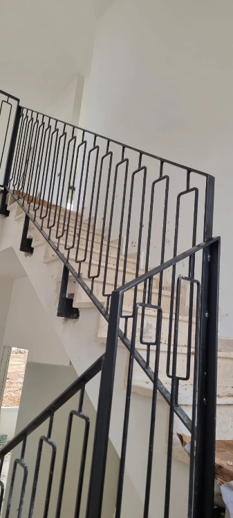 מדרגות מעקה סטנדרטי שחור