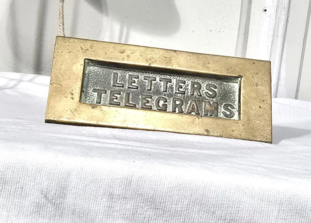 תיבת דאר ממתכת ברזל\פליז התיבה תקינה לחלוטין