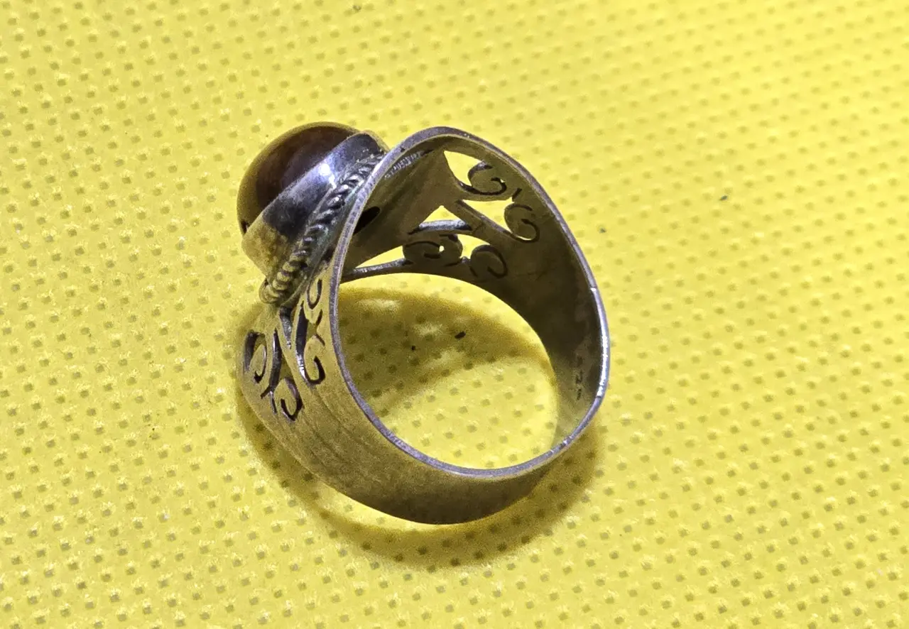 טבעת כסף 925 חתומה בשיבוץ אבן מקורית - עין הנמר עיצוב אישי בעבודת יד נרכשה אצל מעצב באנג׳ונה, הודו מידה: 8.5, משקל: 6.2 גרם