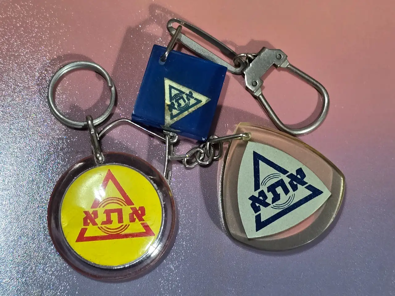 לוט 3 מחזיקי מפתחות של אופנת אתא, שנות השישים, אחד מהם נושא מדבקת מס קניה