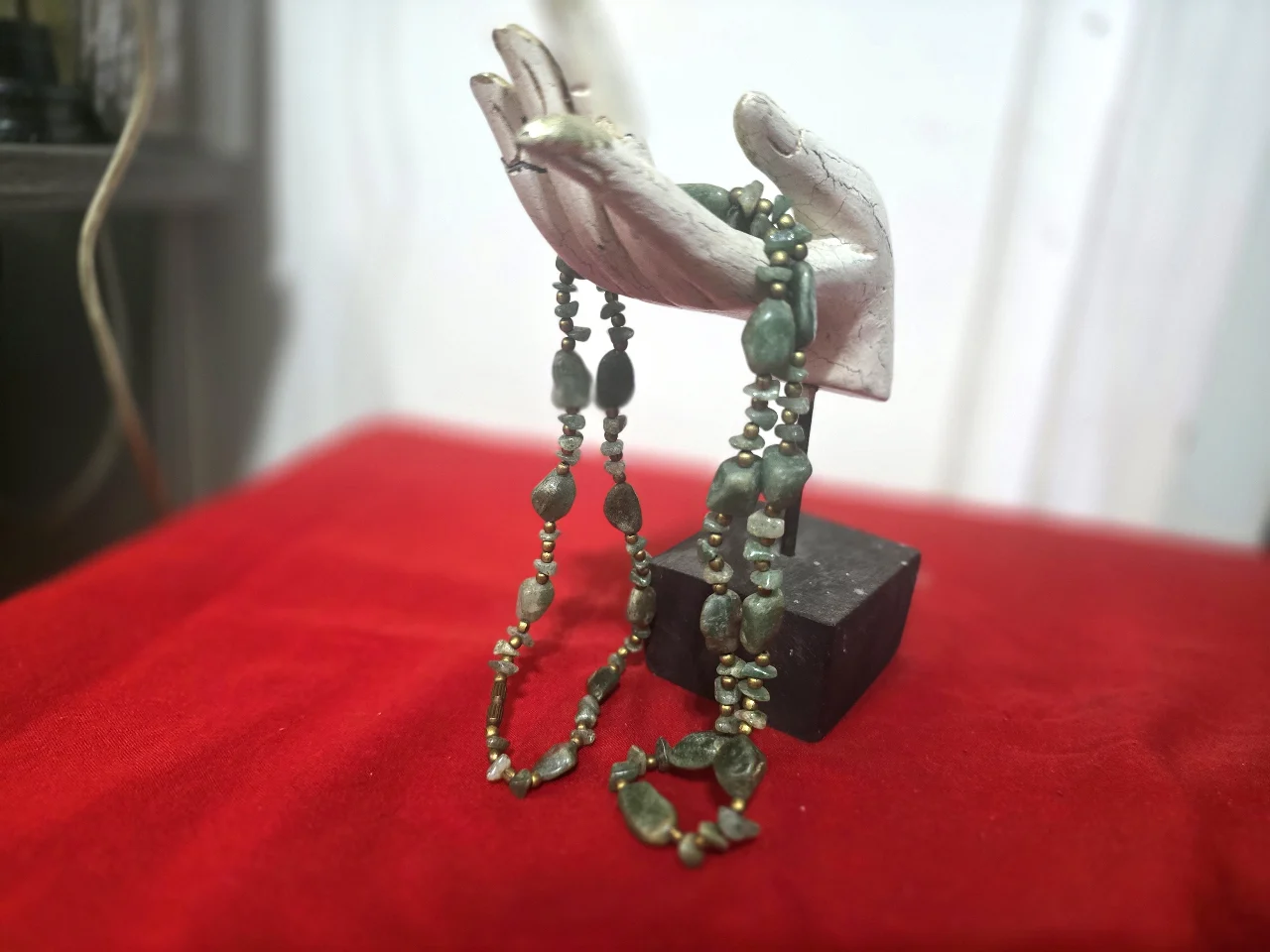 מחרוזה עם אבנים טבעיות אבני אגת בגוון ירוק