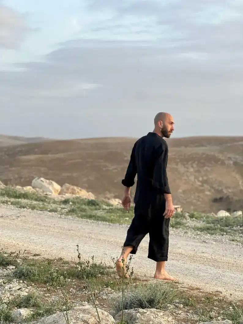 אוברול פשתן שחור לגברים: אוברול אוברסייז מינימליסטי מבית NARGASSI