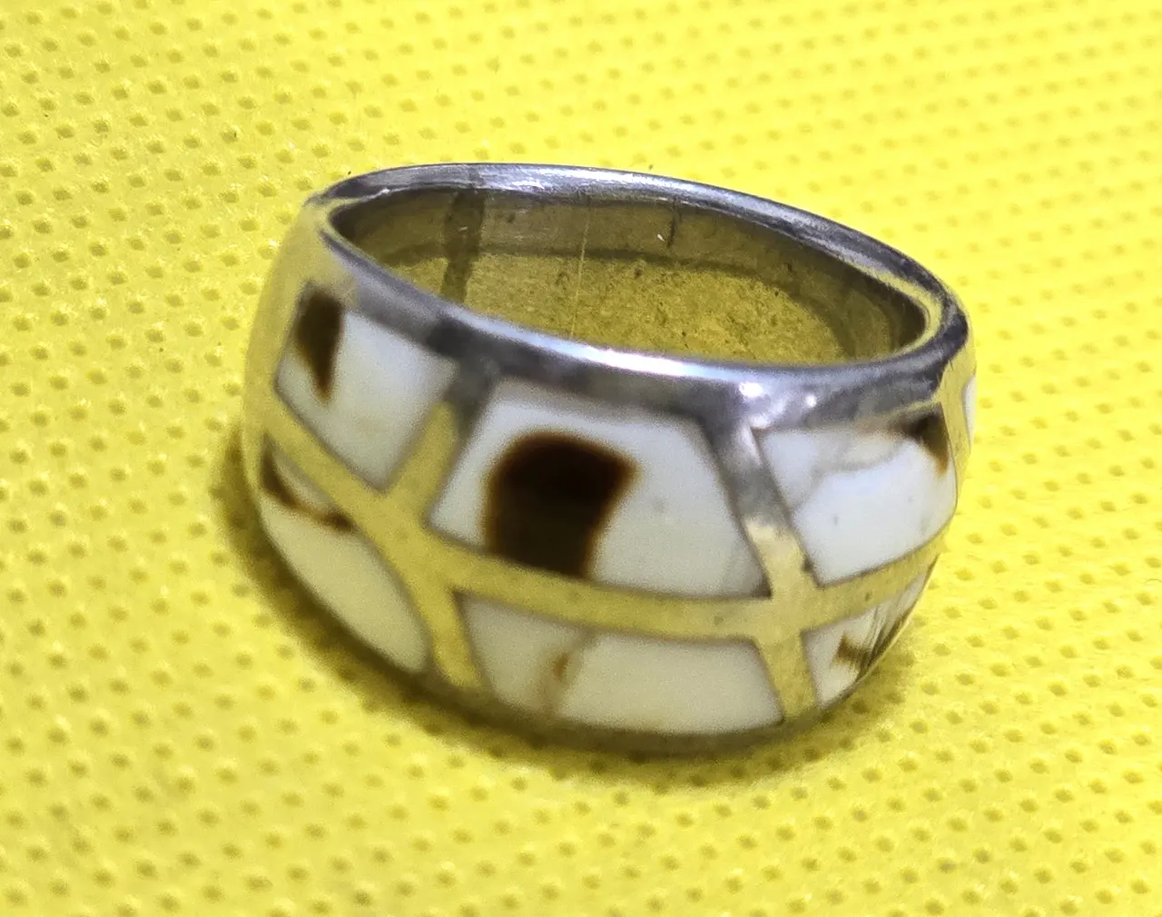 טבעת נאוואחו ילידית אמריקאית (אינדיאנית) מכסף סטרלינג 925 עם פסיפס אגט, מידה: 6.75-7