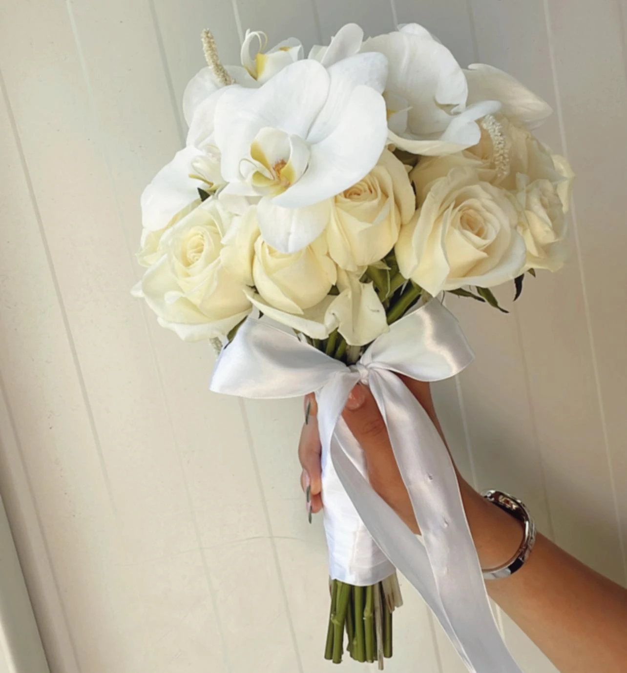 זר ורדים בשילוב סחלבים