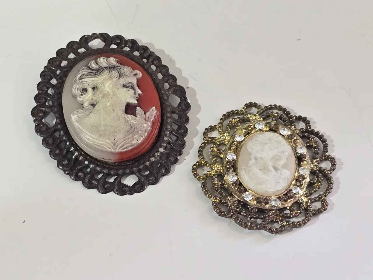 לוט תכשיטים 1. סיכת קמאו וינטג' מידות 5X6 ס"מ 2. תליון קמאו וינטג' מידות 4.5X4.5 ס"מ בסיכה הקטנה חסרה סיכה לא בעיתי