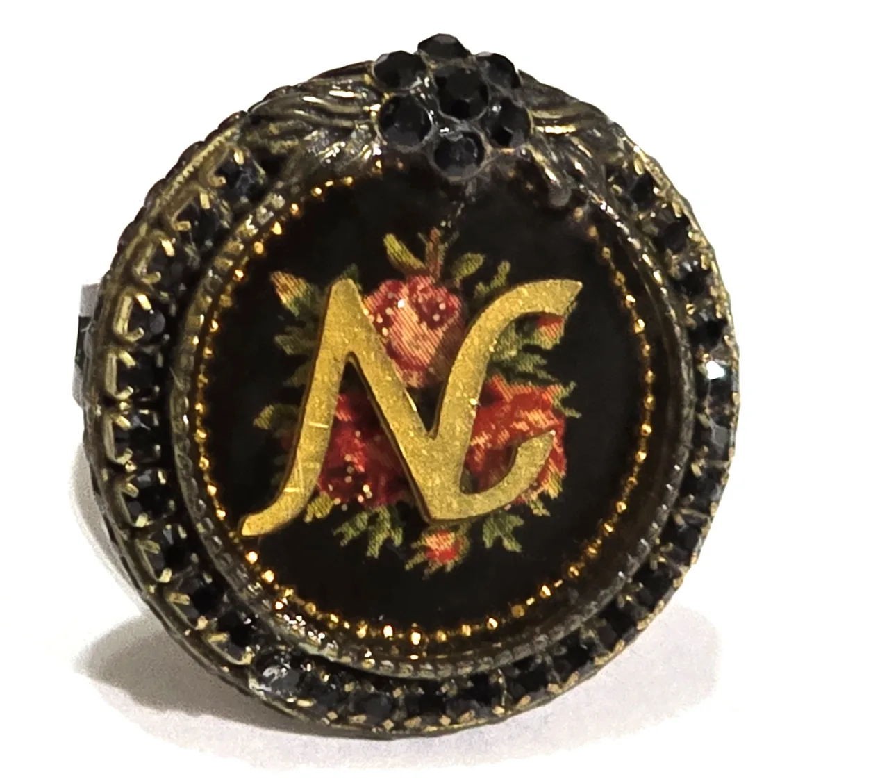 טבעת מבית מיכל נגרין חתומה הטבעת מתכווננת משובצת זרקטנים של סברובסקי מעוטרת בפרח ואמיאל עם ורדים והאות N