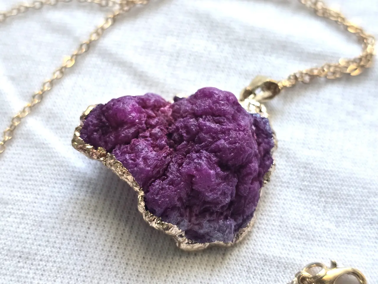 תליון משובץ באבן אמטיסט טבעי מסרת בציפוי זהב 14 K ושרשרת מוזהבת