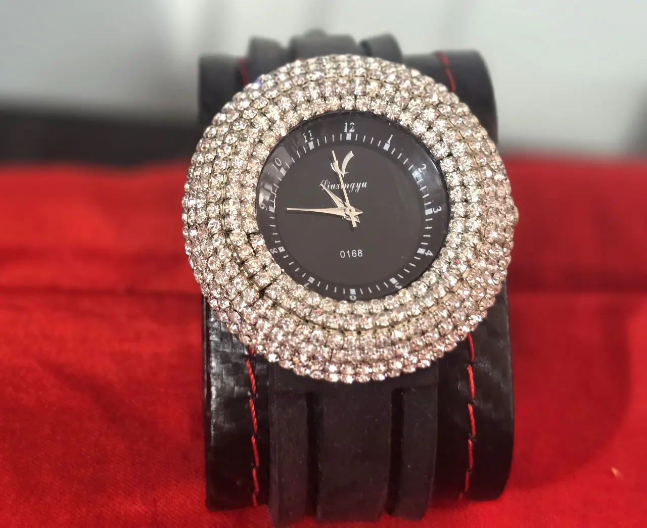 שעון יד חדש לנשים רצועת גומי מסביב לשעון המון זרקונים ..תתחדשי