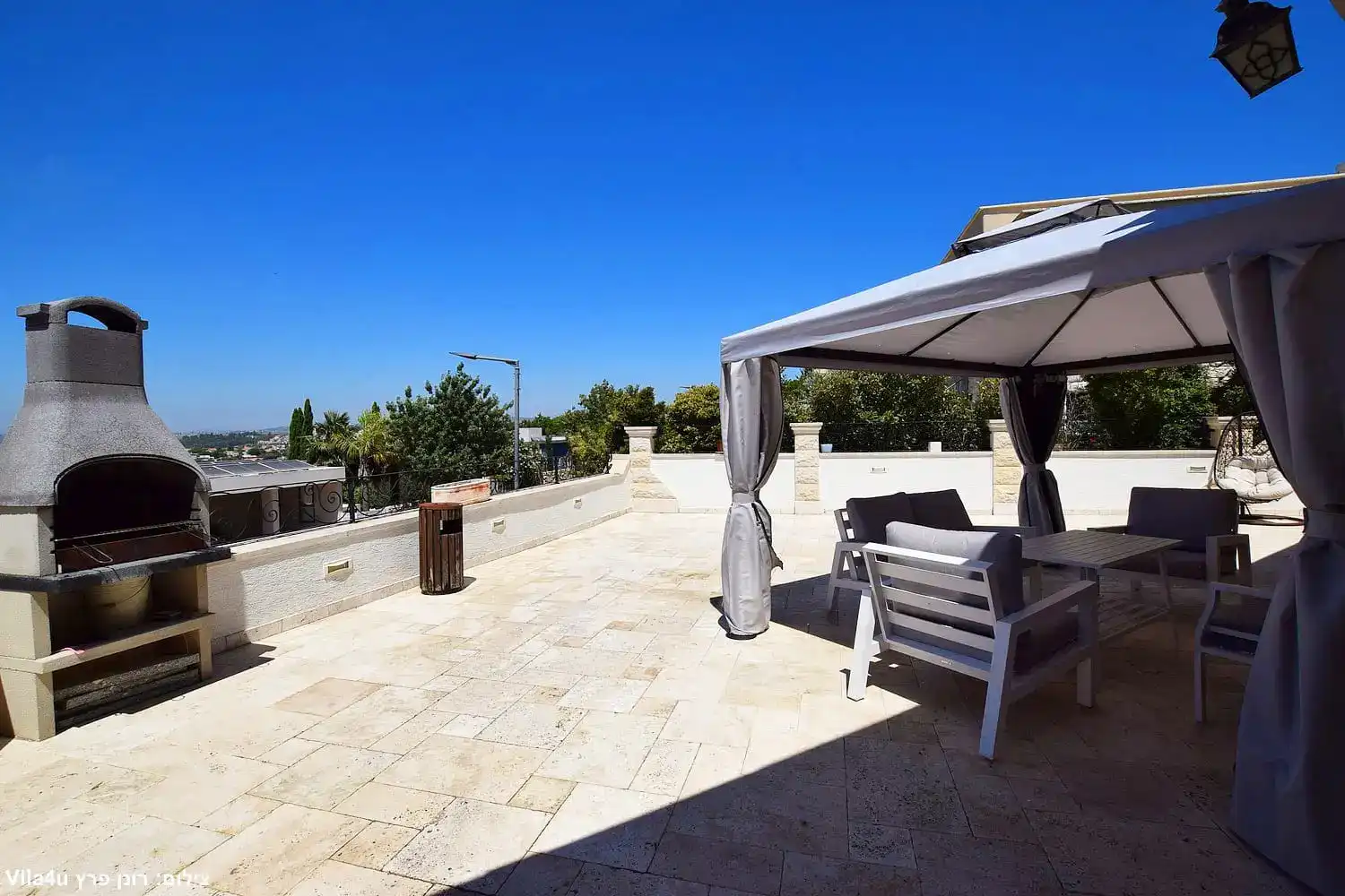 וילה בכפר ורדים