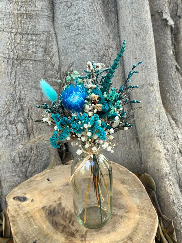 בקבוקי זכוכית לעיצוב שולחנות עם פרחים יבשים