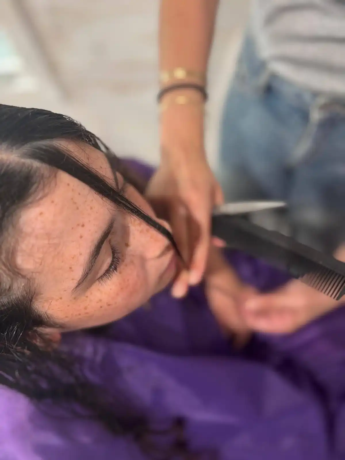 תספורת פוני בחוף הכרמל – שינוי קטן שמאיר את הפנים