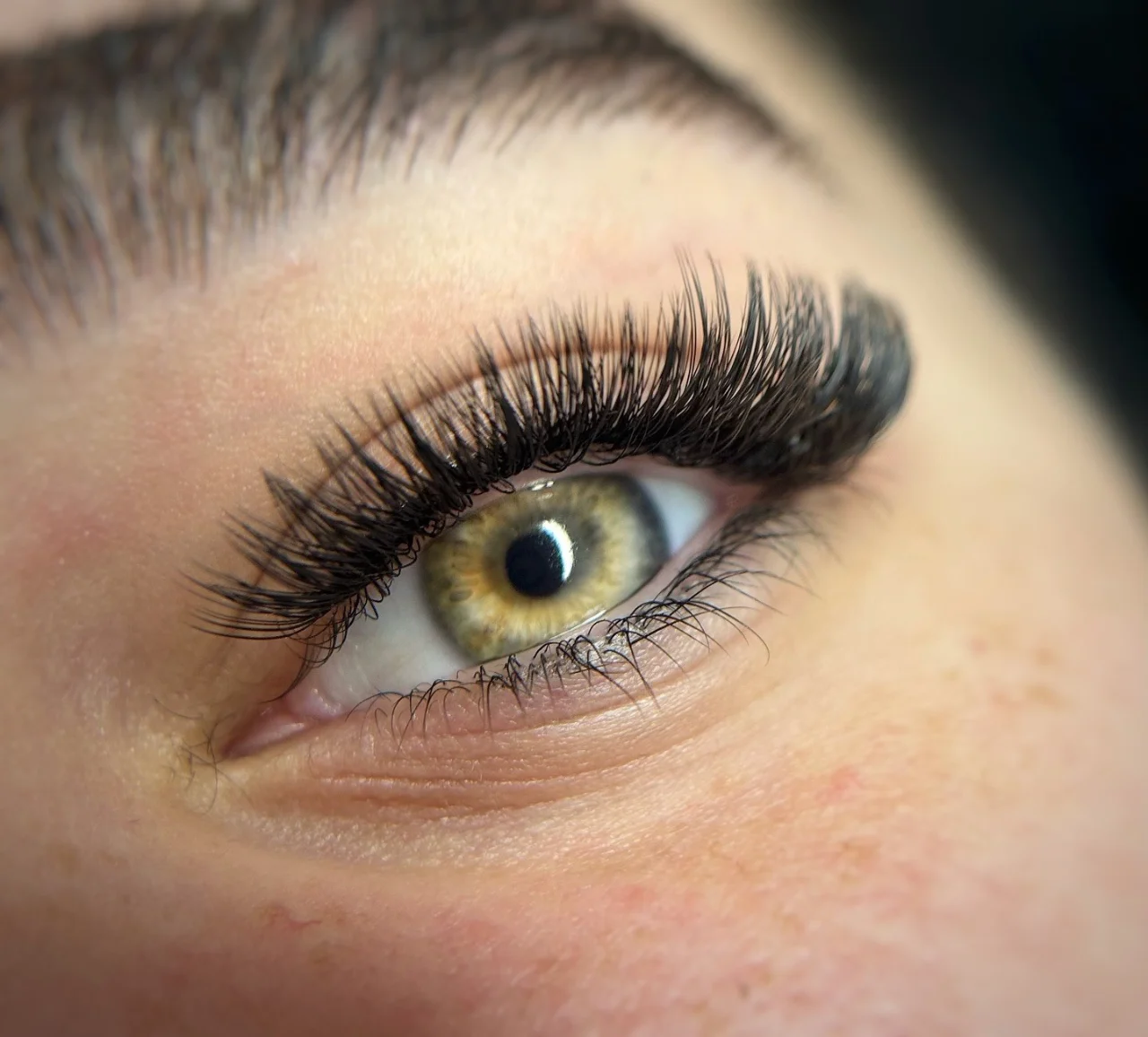 איך לבחור הדבקת ריסים שמתאימה למבנה העין שלך
