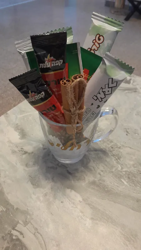 כוס ממותגת עם שוקולדים אישיים