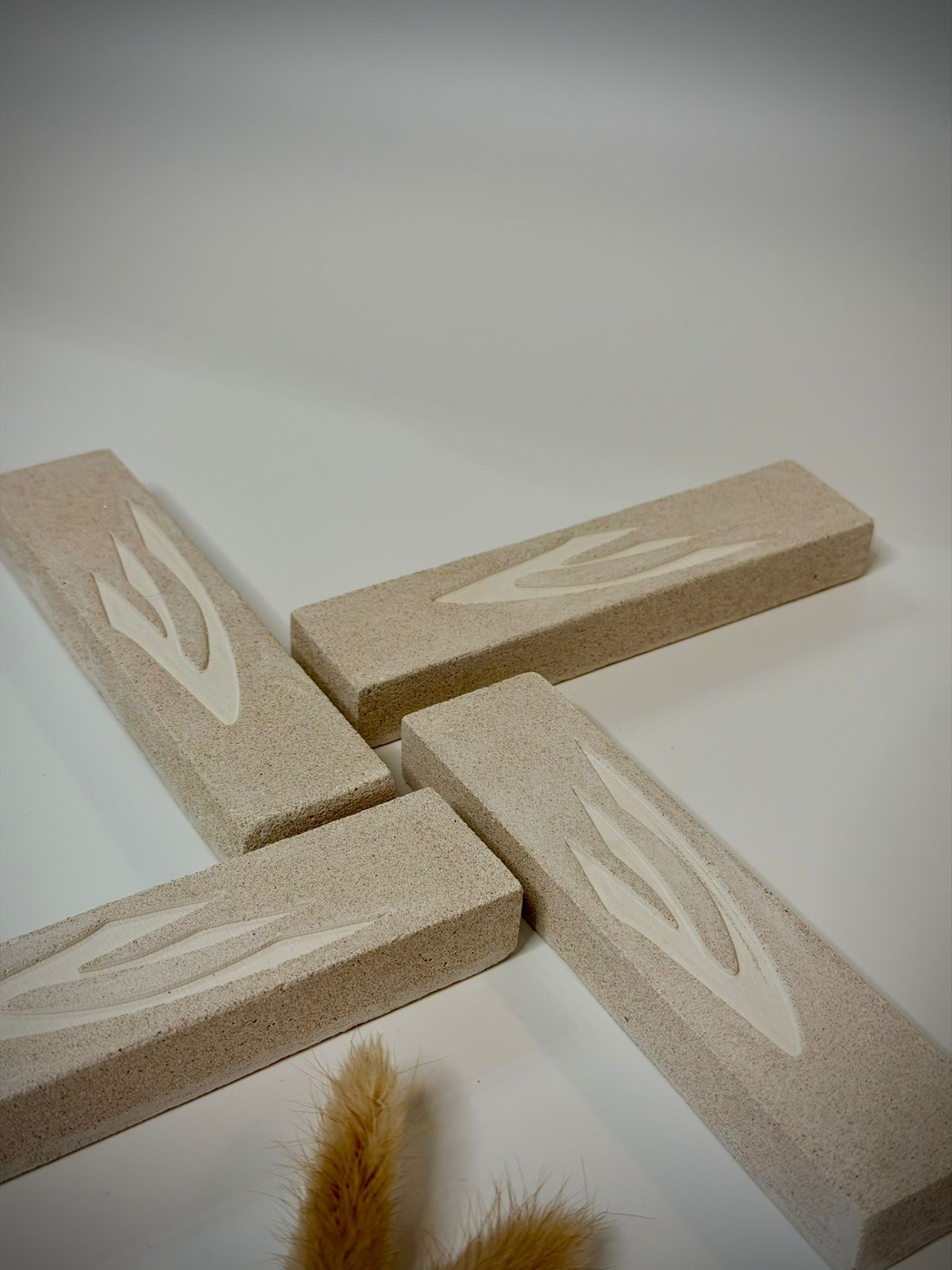 מזוזה עם ש מוטבעת בסגנון אבן גוון בז׳