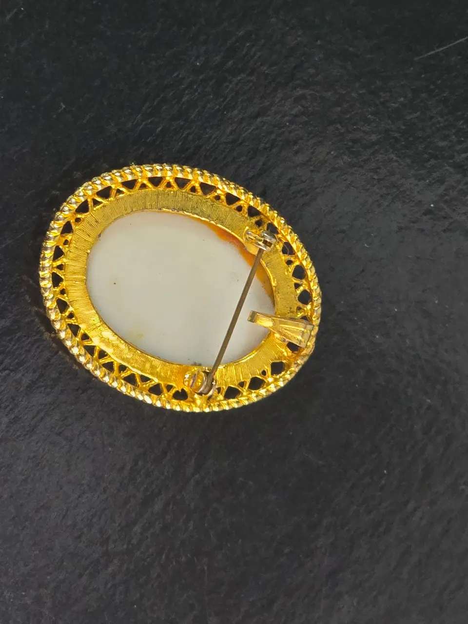 סיכה וגם תליון וינט'ג מפורצלן לימוז' המסגרת עם עיטורי מתכת בזהב