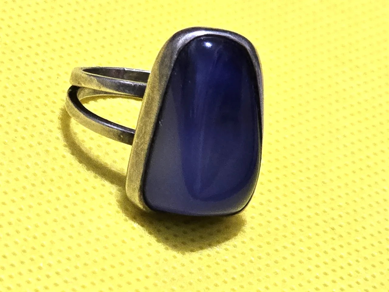 טבעת כסף מרהיבה ובעלת נוכחות כסף סטרלינג 925 חתום  עשויה בעבודת יד אומן גוף הטבעת בנוי משניי טבעות משולבות  ראש הטבעת משובץ באבן חן כחולה בליטוש חלק מידה 8 משקל 7.7 גרם