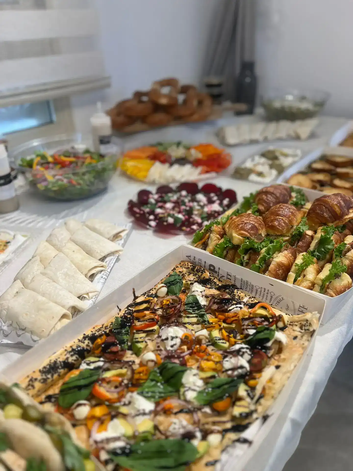 5 סיבות להזמין מגשי אירוח במקום בופה