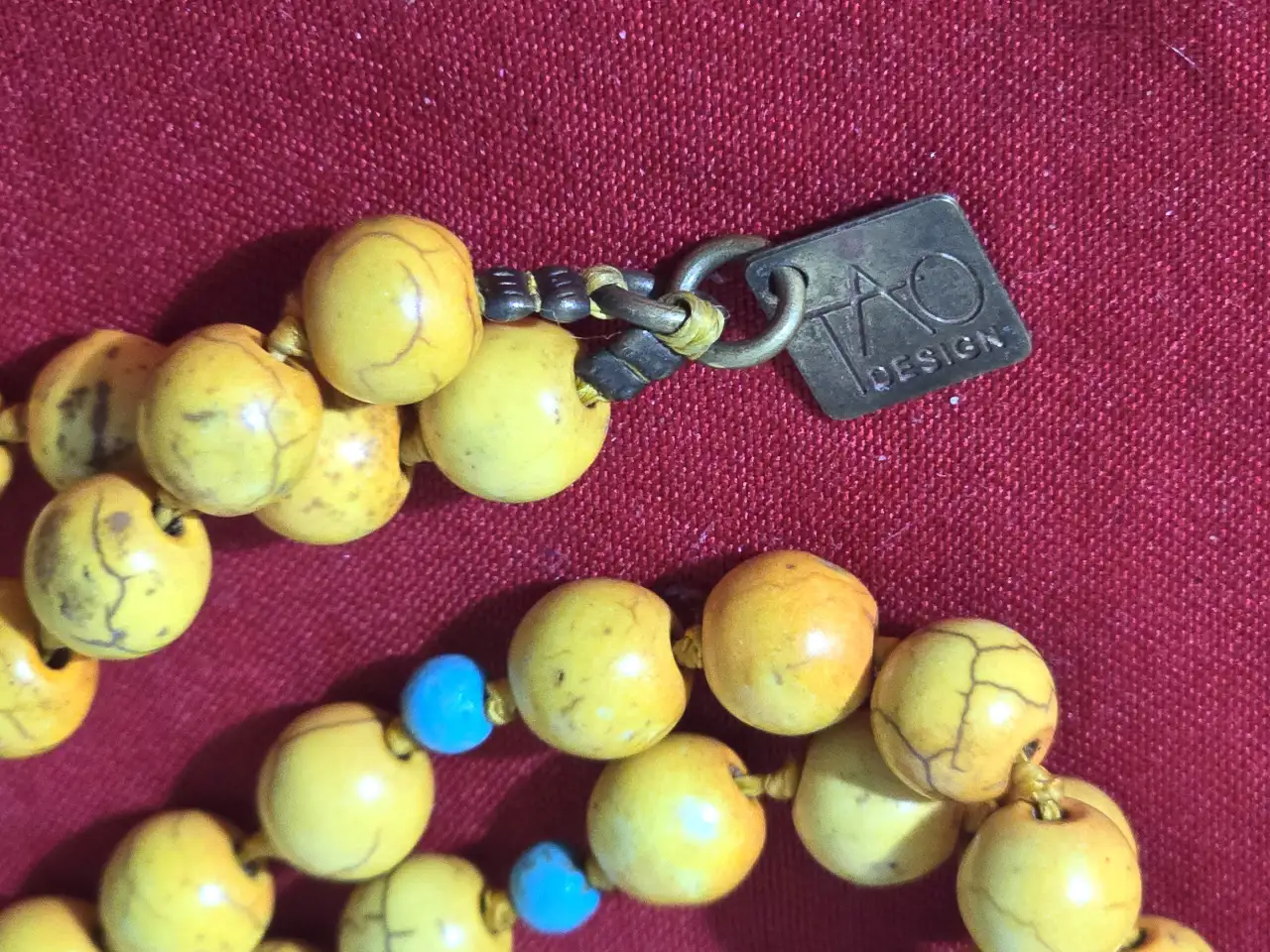 שרשרת חרוזים צהובה הכוללת 108 חרוזים משמשת בבודהיזים ובהינדונזים לספיר אורך המחרוזת 50 ס'מה לתפילה החרוזים אבן עינבר או חרוזי כורכום כולל גם תליון גדול אם אלמנט של כסף טיבטי