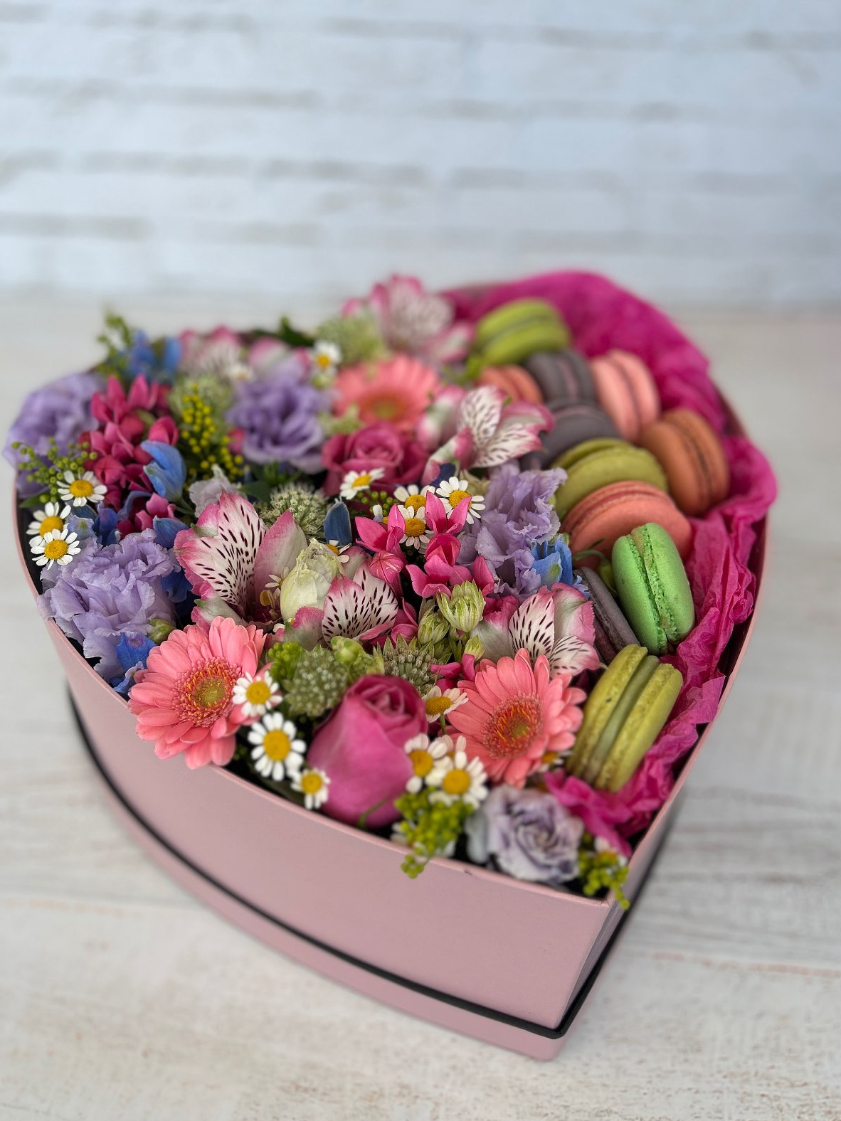 קופסת לב עם פרחים ומקרונים 320₪