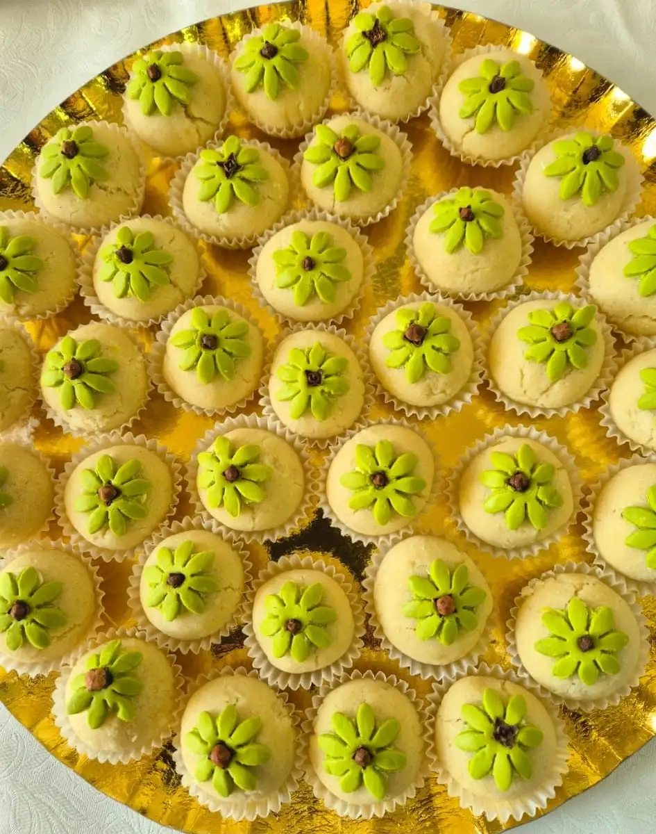 עוגיות חינה מעוצבות בפרח פיסטוק