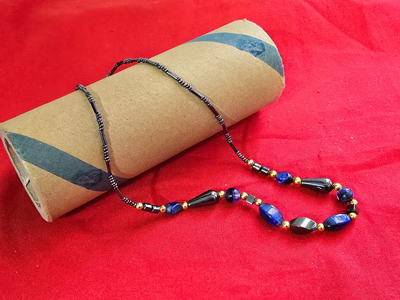 שרשרת חרוזי אבן המטיס בגוונים כחול ושחור וחרוזי זהב קטנים