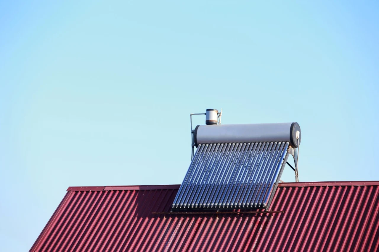 ניקוי קולט שמש בחיפה – שיפור יעילות חימום המים וחיסכון באנרגיה