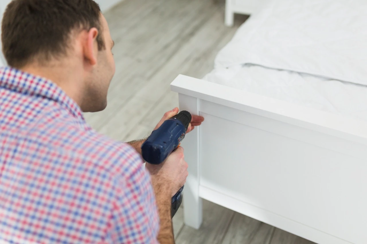 התקנת רהיטים וכוונון אחרי הובלה