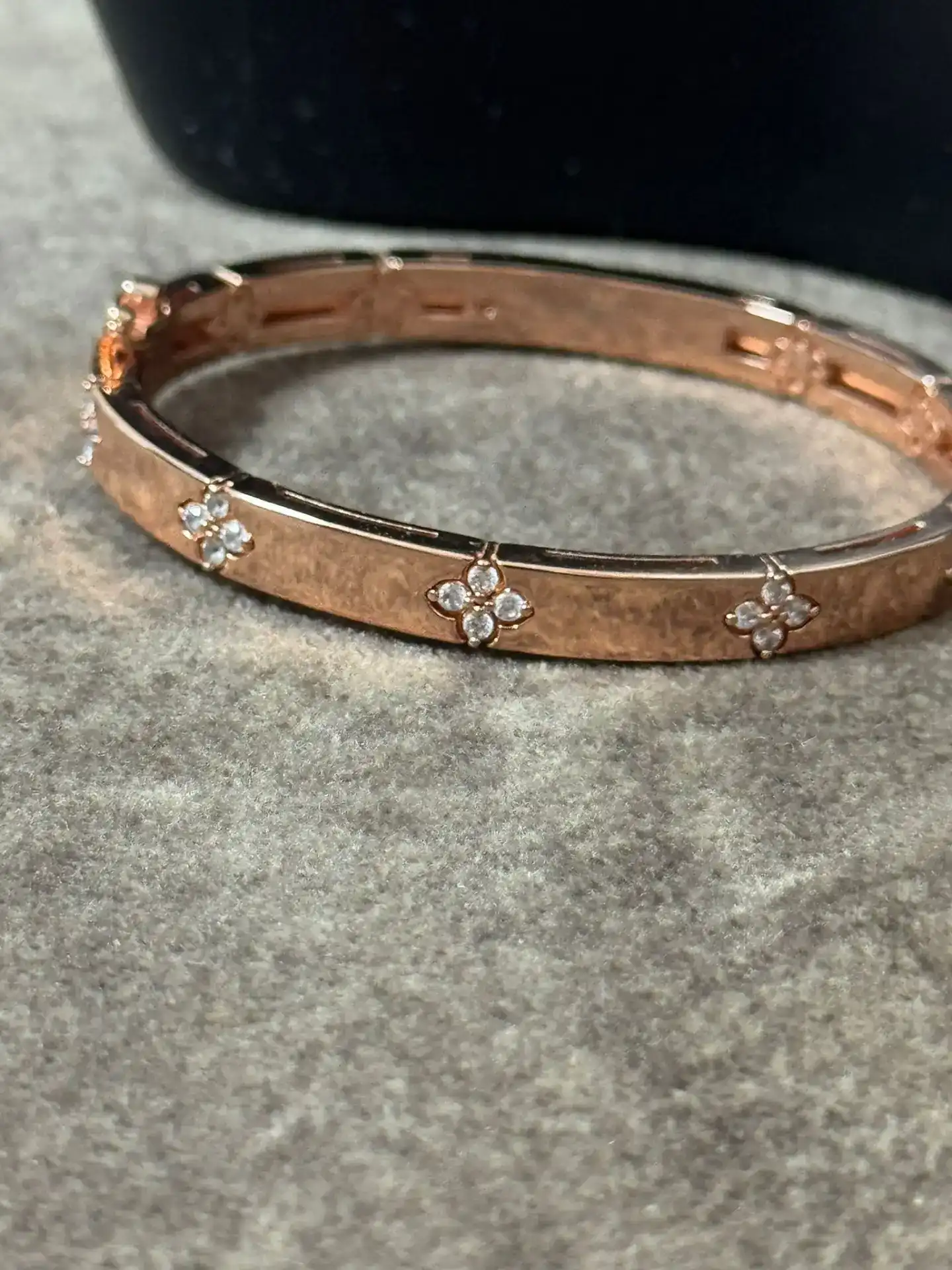 צמיד טניס קשיח